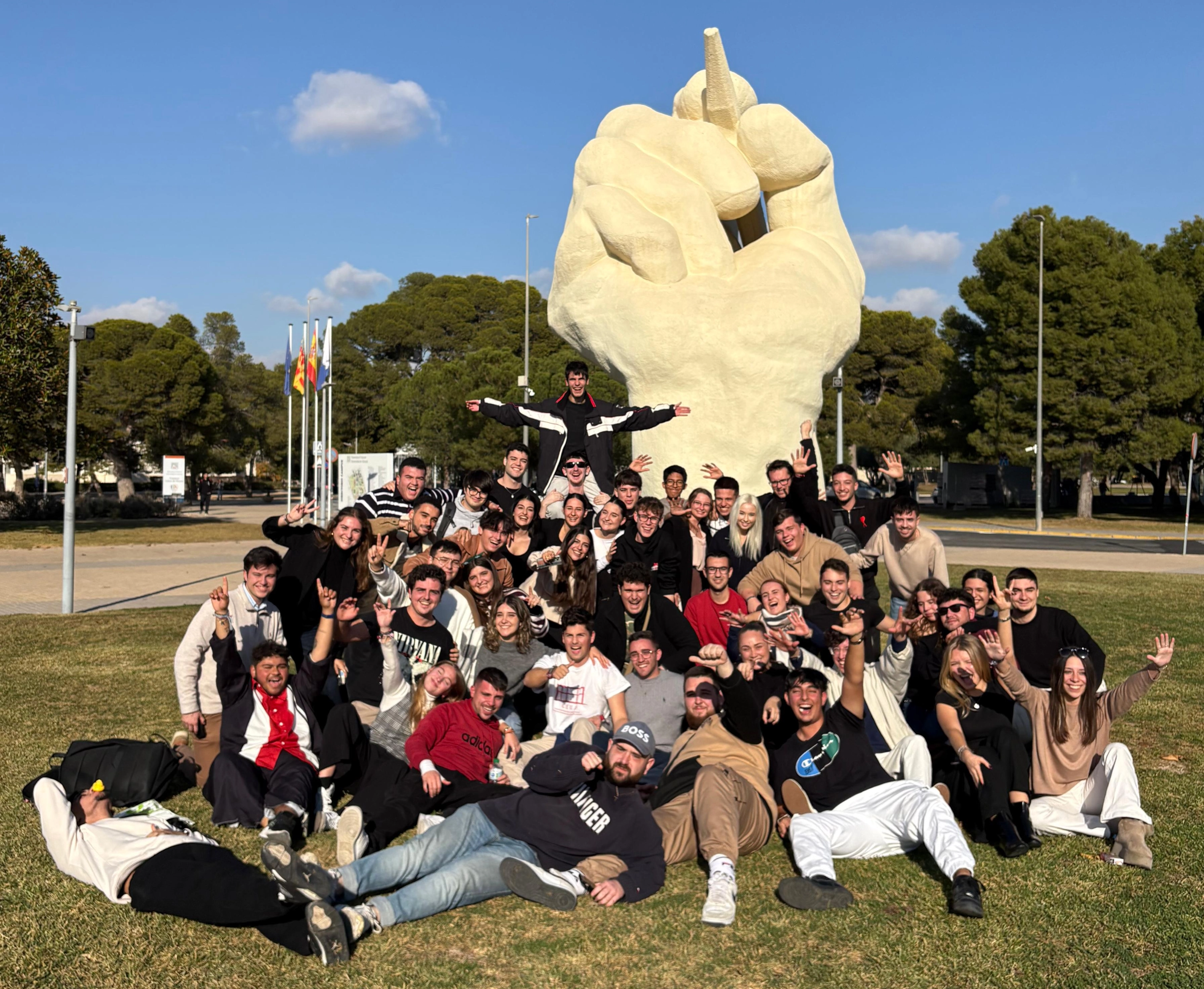 Equipo de Magna Universitaria celebrando la victoria en las elecciones